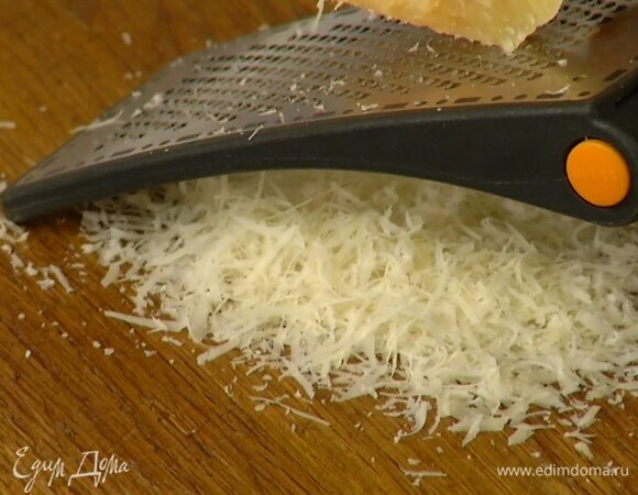 Сыр натереть на самой мелкой терке.