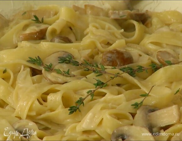 Пасту выложить на прогретую тарелку, посыпать сыром и листьями тимьяна, все перемешать.