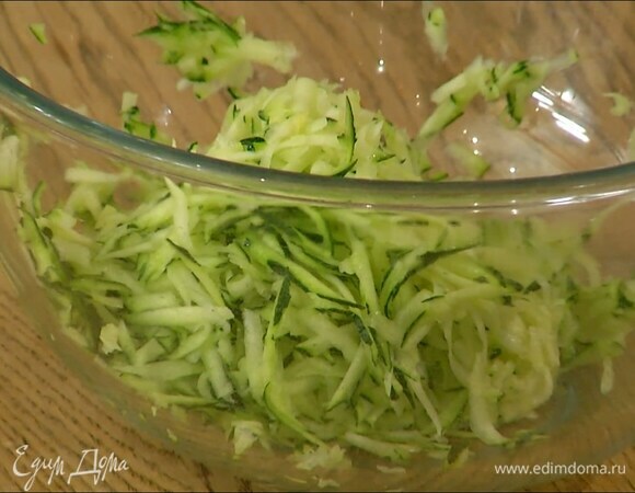 Цукини натереть на крупной терке, излишки жидкости удалить бумажным полотенцем.