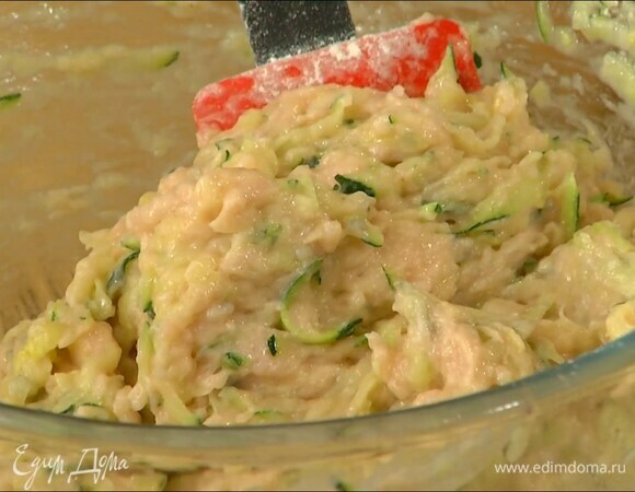 Фарш соединить с натертым цукини и луком, добавить яйцо, 1 ч. ложку муки, все посолить, перемешать и дать отдохнуть при комнатной температуре.