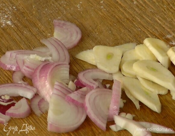 Красный лук почистить и нарезать полукольцами, чеснок почистить и нарезать пластинками.