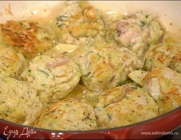 На рабочую поверхность всыпать оставшуюся муку, ложкой выкладывать куриную массу и формировать биточки, выложить их к луку с чесноком и обжарить с двух сторон до золотистой корочки.