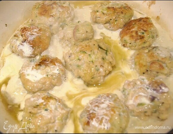 Влить горячий бульон, так чтобы биточки были наполовину покрыты жидкостью, посолить, довести бульон до кипения, накрыть сотейник крышкой и держать минут 7 на маленьком огне, затем влить сливки и еще немного прогреть.