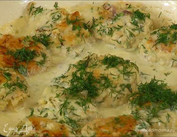 Укроп мелко порубить и посыпать биточки, выключить огонь, накрыть сотейник крышкой и дать постоять.