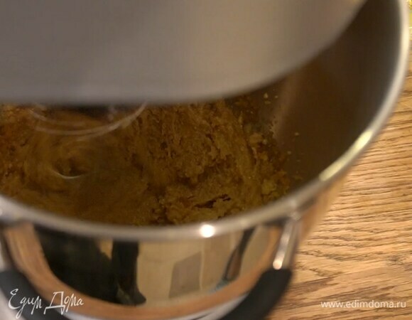 В чашу комбайна поместить сахар и желтки и взбить все с помощью насадки-венчика на максимальной скорости.