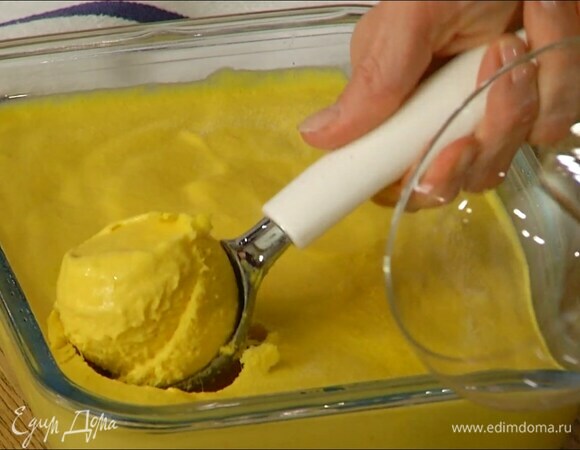 Перелить манговую массу в стеклянный контейнер с крышкой, дать остыть и отправить в морозильник.