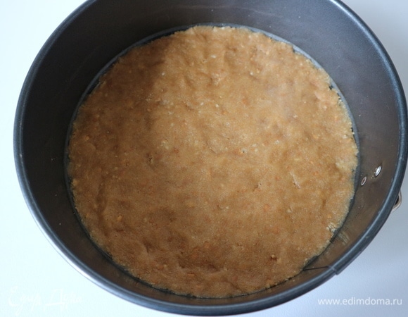 Поместить на дно формы, утрамбовать.