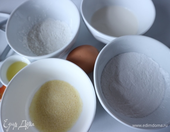 Приготовить все необходимое для верхнего слоя чизкейка. Из лимона выжать сок. У меня здесь яйцо С0, манка из твердых сортов пшеницы — семолина.