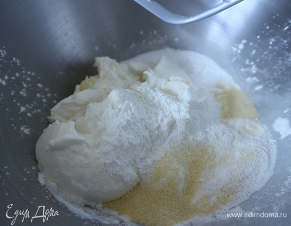 В чашу комбайна поместить сливочный сыр, крахмал, ванильный сахар, сахарную пудру, манную крупу из твердых сортов пшеницы.