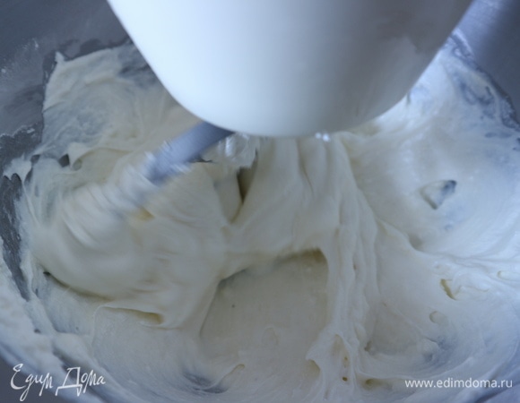 Слегка перемешать секунд 20–30 на минимальной скорости с помощью насадки «лопатка». Нужно только перемешать ингредиенты, а не взбивать.