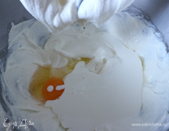 Добавить яйцо, сливки, перемешать на минимальной скорости секунд 20, чтобы компоненты только перемешались и приобрели однородную текстуру.
