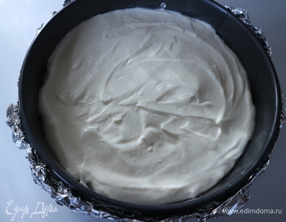 Внизу духовки поместить форму с горячей водой. Покрыть снаружи форму фольгой. Массу поместить в форму. Отправить в духовку на среднюю полку на 1час 20 минут, вам может понадобиться чуть больше или меньше времени, во время выпечки духовку не открывать.