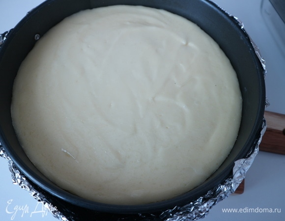 После выпечки середина чизкейка должна слегка подрагивать. Сразу из духовки не вынимать, дать остыть, немного приоткрыв дверцу духовки. Вынуть форму с чизкейком из духовки. Из формы не вынимать. Через 10–15 минут после того, как чизкейк вынули из духовки, для уменьшения натяжения поверхности чизкейк аккуратно надо отделить от стенок формы теплым ножом. Дать постоять, пока чизкейк полностью остынет. Отправить в холодильник на 3–4 часа, можно на ночь, для стабилизации текстуры. Вынуть чизкейк из формы.