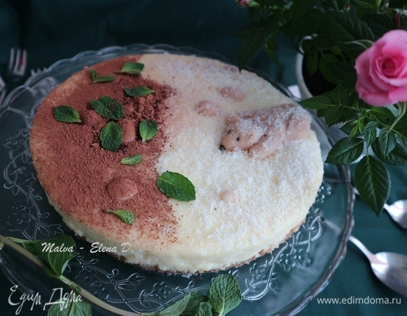 У меня здесь оформление из какао-порошка, марципана, кокосовой стружки и мяты.