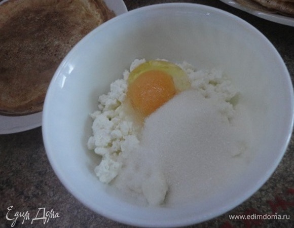 Испечь блинчики по своему любимому рецепту. Количество блинчиков, которое вам понадобится для запеканки, зависит от размера формы для запекания. Для начинки соедините все ингредиенты и пробейте погружным блендером. Если любите творог с крупинками, просто перемешайте все. Разморозить вишню и слить образовавшийся сок. Для заливки сливки, яйцо, сахар и ваниль взбейте венчиком.