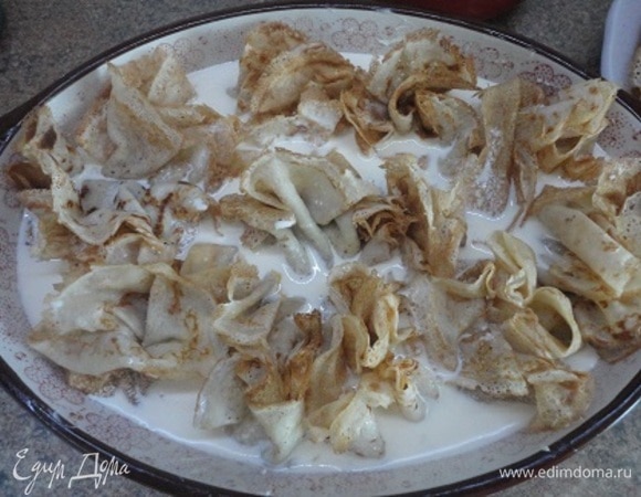 Укладываем в смазанную сливочным маслом форму и заливаем готовой смесью.