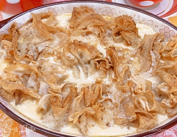 Запекаем в духовке 20–25 минут при 200°C. Я из страха, что края блинчиков подгорят, положила сверху кусочек фольги. Убрала через 15 минут и продолжила запекать. Нам ведь нужно, чтобы только заливка схватилась.