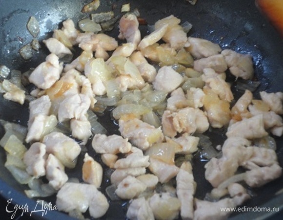 Лук нарезать мелкими кубиками и жарить до мягкости. Добавить куриную грудку, нарезанную мелкими кубиками, и жарить, помешивая, пока грудка не изменит цвет.