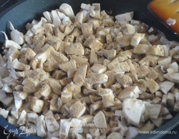 Добавить нарезанные на мелкие кубики шампиньоны, посыпать 1 ч. л. порошка из сушеных лесных грибов. Посолить по вкусу и томить до испарения соков, которые пустят грибы.