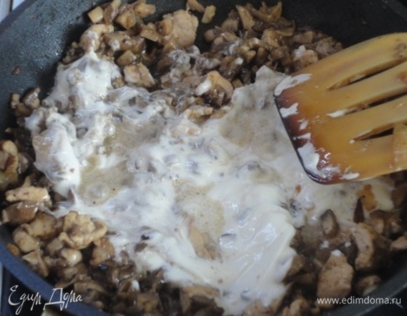 Добавить сметану, довести все вместе до кипения, приправить черным молотым перцем и снять с огня. Остудить.