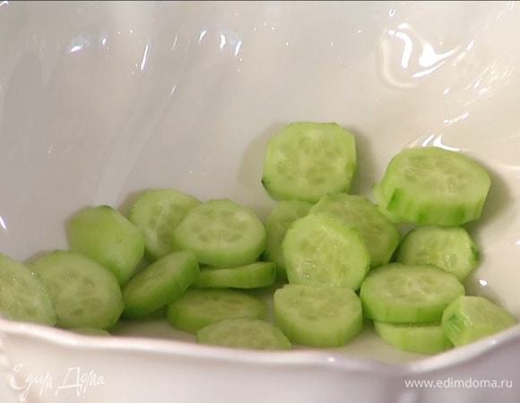 Огурцы почистить и нарезать кружками.