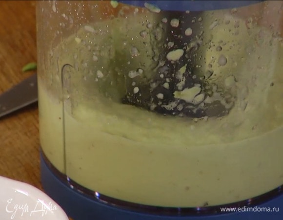 Приготовить майонез: авокадо разрезать пополам, вынуть ложкой мякоть и отправить ее в блендер, добавить горчицу, влить сок лимона, яблочный уксус и оливковое масло, все посолить, поперчить и взбить.