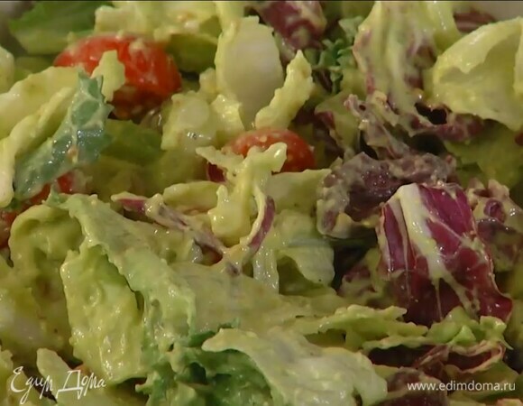 В салатник выложить нарезанные огурцы, помидоры, салатные листья и разломленные руками оливки, заправить все майонезом и перемешать.