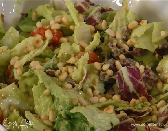 Посыпать салат кедровыми орехами.