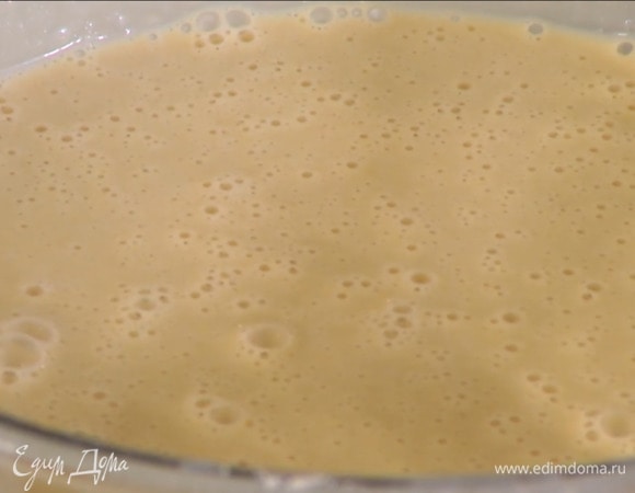 Приготовить тесто: яйца с сахаром и солью взбить блендером с насадкой-венчиком в пышную массу, затем влить растопленное сливочное и растительное масло, всыпать муку и перемешать, затем тонкой струйкой влить молоко и вымешать все лопаткой. В конце немного взбить блендером с насадкой-венчиком и дать тесту отдохнуть 15–30 минут.