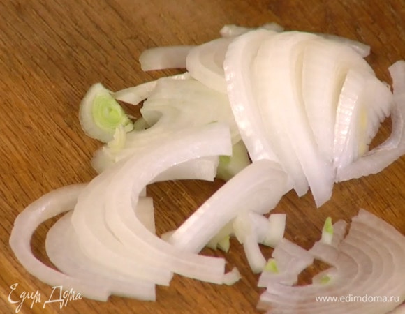 Лук почистить и нарезать полукольцами.