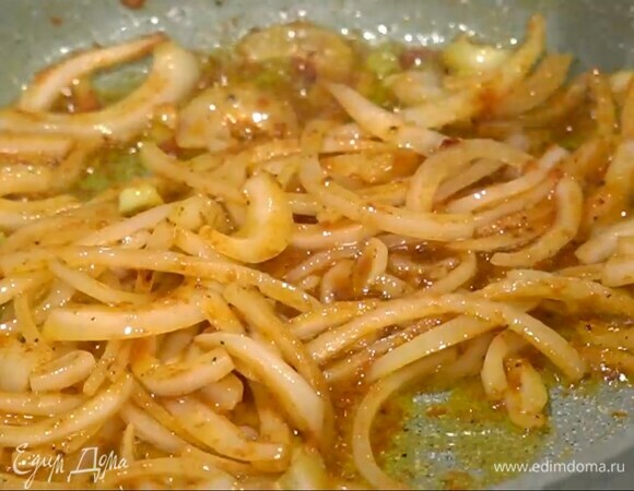 Разогреть в тяжелой сковороде сливочное и оливковое масло и прогревать анчоусы, пока они не растворятся, добавить томатную пасту, перец чили, слегка посолить и поперчить, затем выложить лук и, помешивая, обжарить так, чтобы он стал мягким и прозрачным.