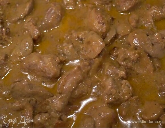 Печень обвалять в муке, добавить в сковороду и обжаривать до появления золотистой корочки, влить сливки, перемешать, затем влить коньяк, накрыть крышкой и прогревать на маленьком огне минут 7 до готовности.