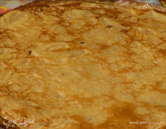 Разогреть блинную сковороду, смазать сливочным маслом и пожарить блины, затем промазать их сливочным маслом.