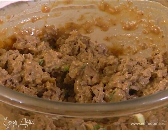 Зеленый лук тонко порезать наискосок, добавить к печени и перемешать.