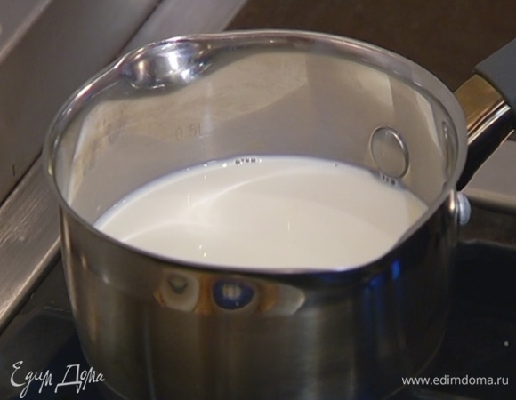 Молоко прогреть — оно должно быть горячим.
