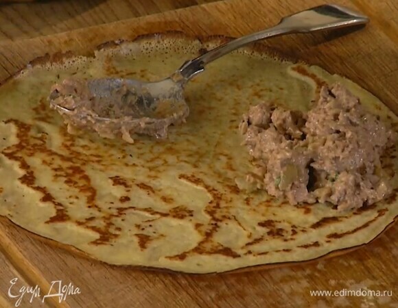 Завернуть начинку из печени в блинчики.