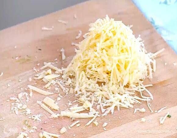 Сыр натереть на мелкой терке.