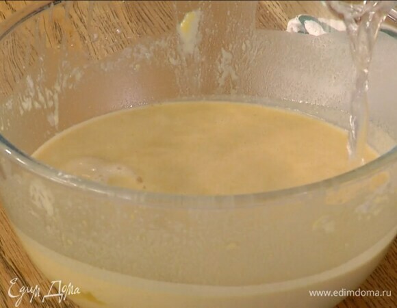 Дать тесту отдохнуть 15–30 минут, затем влить газированную воду и перемешать.