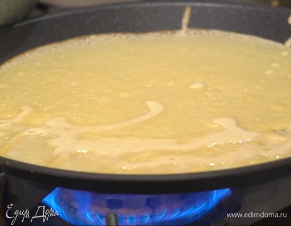 Разогреть блинную сковороду, смазать сливочным маслом и пожарить блины.