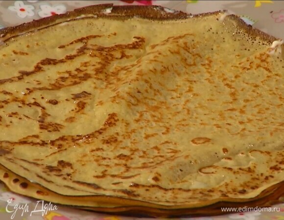 Готовые блины промазать сливочным маслом.