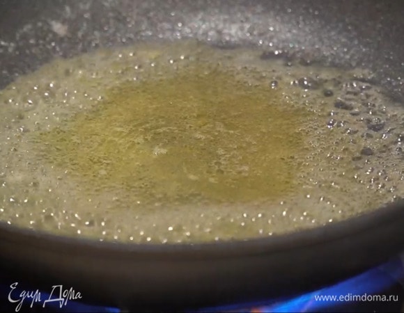 Разогреть в сковороде сливочное масло, всыпать сахар и дать ему растопиться, затем влить апельсиновый сок.