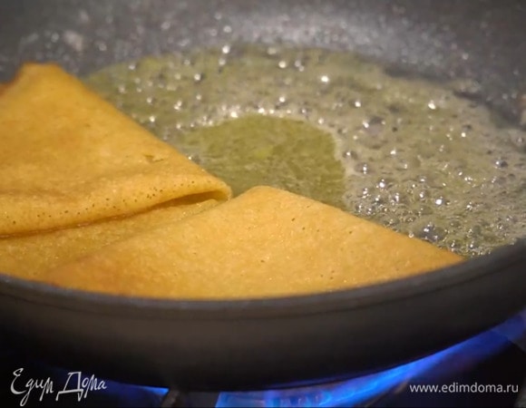 Блины сложить треугольниками и выложить в сковороду с апельсиновой карамелью.