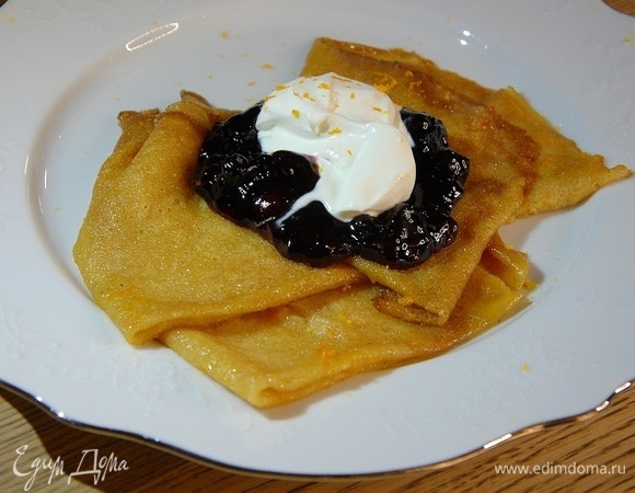 Посыпать блины цедрой, снять со сковороды и подавать с джемом и сметаной.