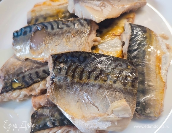 Разделать рыбу на филе. Каждое филе разделить на две части. На сковороде разогреть подсолнечное масло и на сильном огне обжарить рыбу по минуте с каждой стороны.