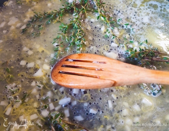В другую сковороду влить вино и дать ему прокипеть пару минут. Добавить к нему цедру, чеснок, тимьян и сливочное масло. Солим по вкусу. Довести соус до кипения.