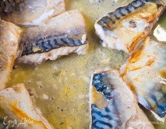 Достать тимьян из соуса и положить в него рыбу. Уменьшить огонь и готовить еще минут пять. Подавать с любым гарниром или свежими овощами.