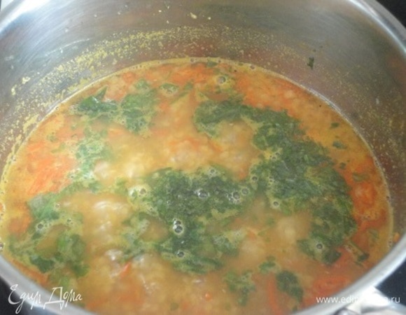 Чечевицу промойте и выложите в кипящий бульон. Готовьте на среднем огне при медленном кипении. Когда чечевица разварится, добавьте все специи и зелень. Влейте сливки и доведите до кипения. Уберите с плиты и дайте настояться не менее 20 минут.