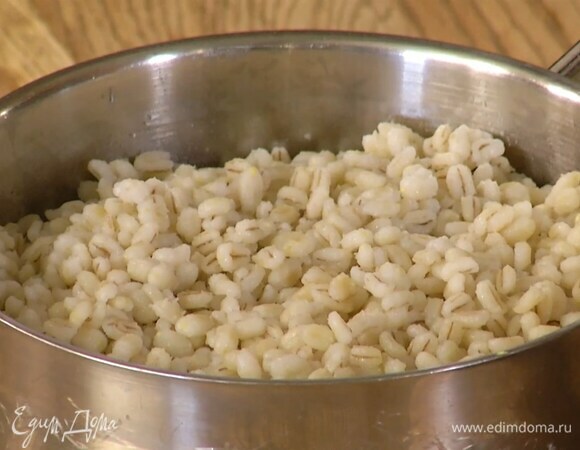 Перловку отварить согласно инструкции на упаковке.