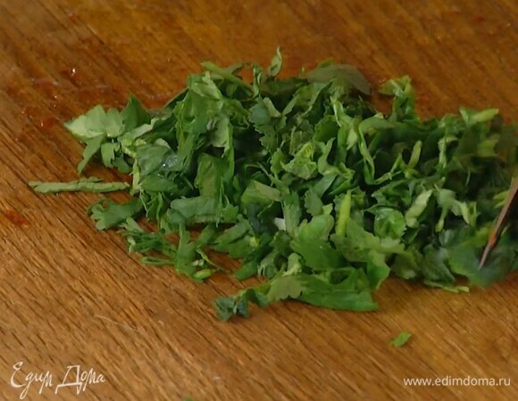 Мяту и кинзу мелко порубить.