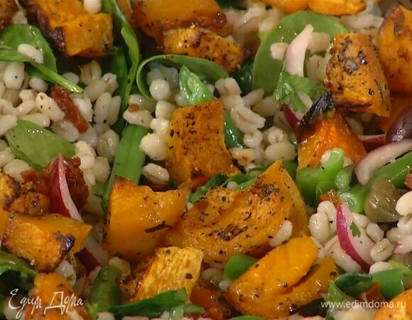 Переложить салат в глубокое блюдо, сверху разложить запеченную тыкву.